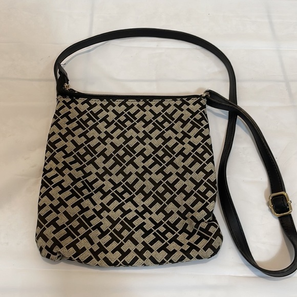 Tommy Hilfiger women’s strapped cross bag - Picture 5 of 8